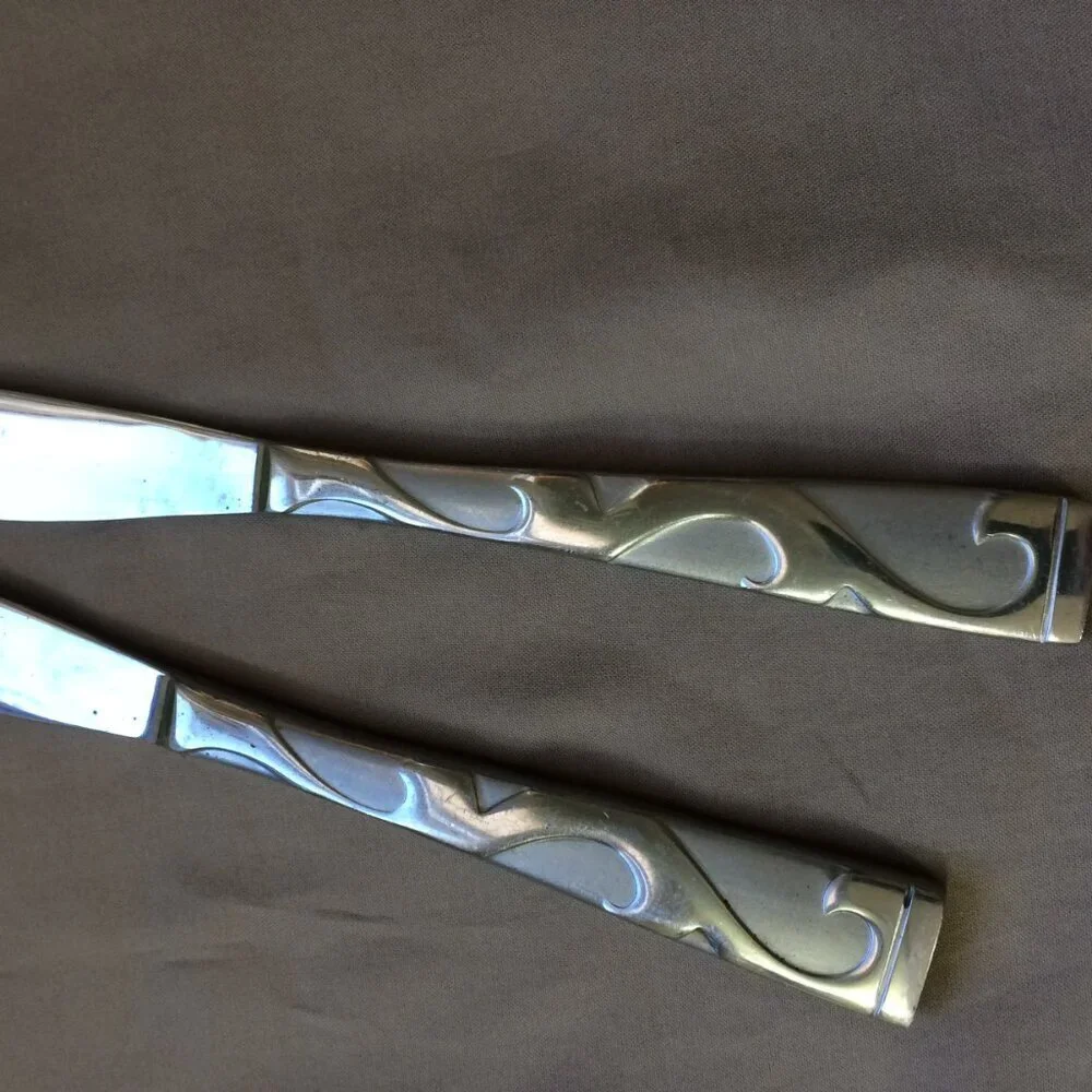 Oneida Tuscany Flatware 2 Dinner Knives 2-10 China 9 1/2”